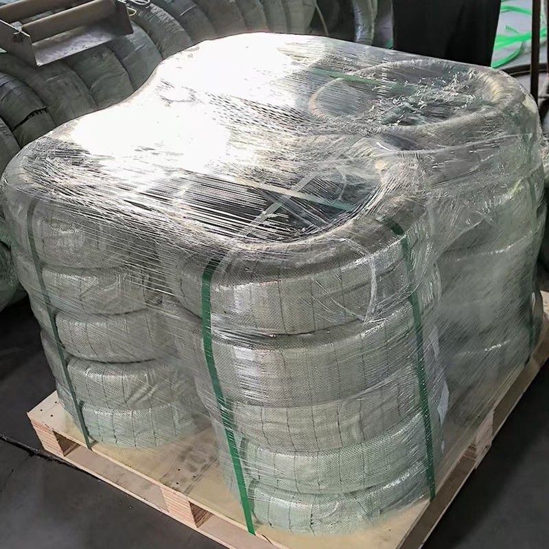 ¿Cuál es el impacto del contenido de cromo en el alambre plano inoxidable?